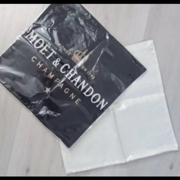 Moet & CHANDON 16” PILLOWCASE SET OF 2 - Picture 10 of 12